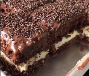 Bolo de Chocolate Fofinho com Cobertura de Brigadeiro