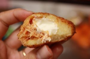 Coxinha de tapioca com queijo branco não leva farinha ou óleo