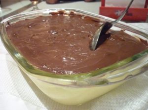 Mousse de maracujá com cobertura de chocolate