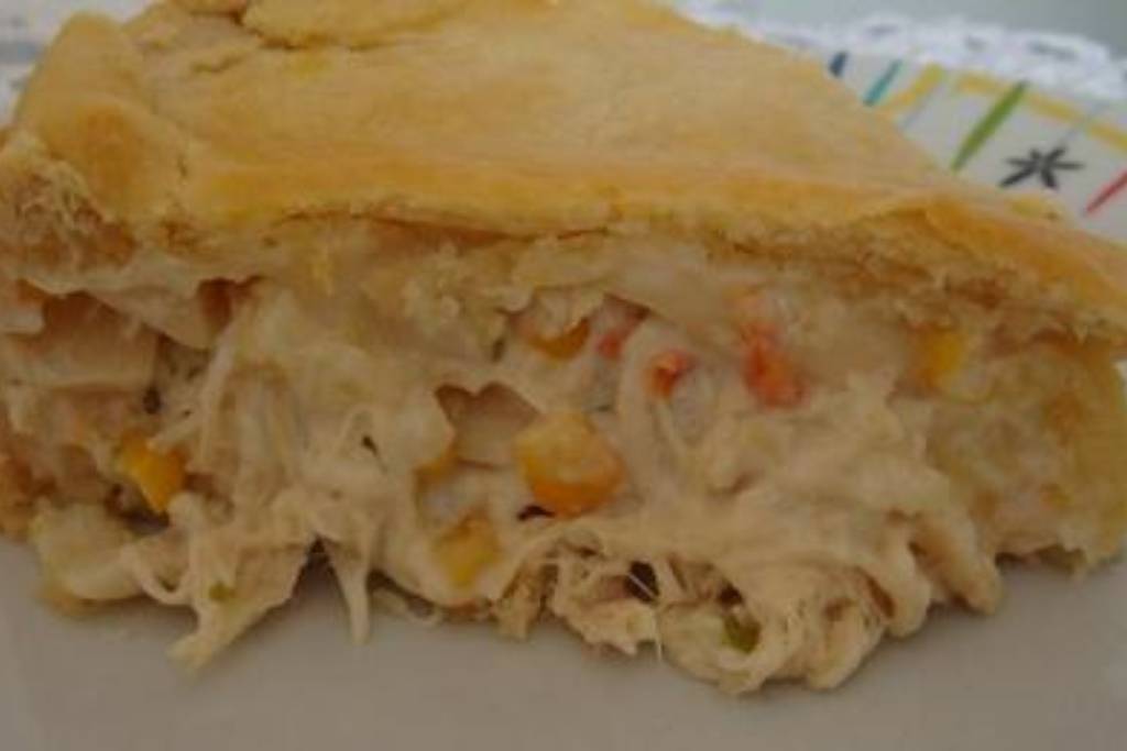 Aprenda a preparar essa torta de frango com creme de leite e mussarela deliciosa, não vai sobrar nenhum pedaço