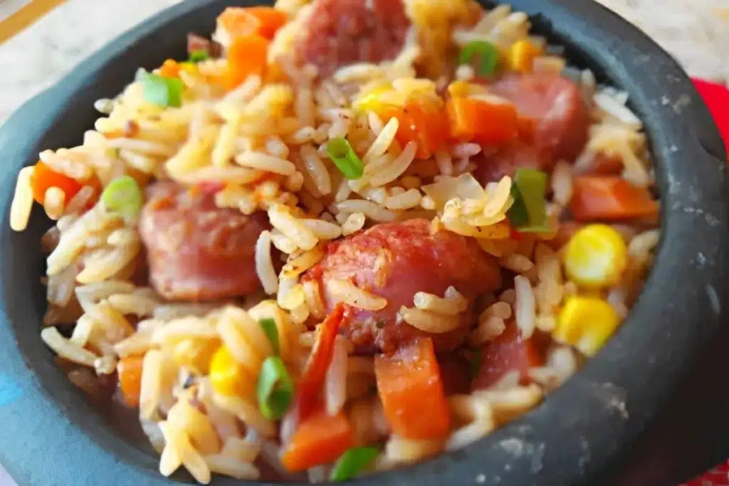 Arroz de linguiça, um arroz temperado com legumes e linguiça que é uma delícia Arroz de linguiça, um arroz temperado com legumes e linguiça que é uma delícia