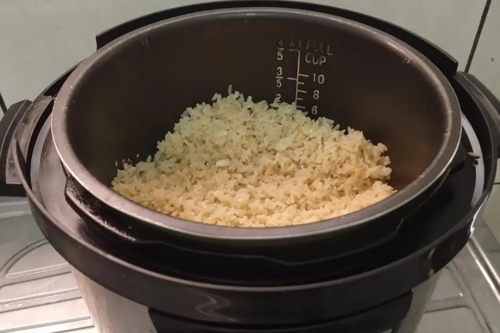 Arroz integral na panela de pressão, é tão fácil e não fica duro Arroz integral na panela de pressão, é tão fácil e não fica duro
