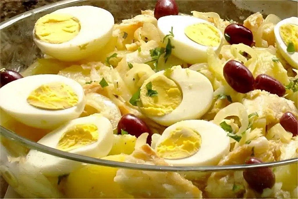Bacalhau delicioso para o almoço de Pascoa na minha casa não pode faltar já é tradição e faço todo ano Bacalhau delicioso para o almoço de Pascoa na minha casa não pode faltar já é tradição e faço todo ano
