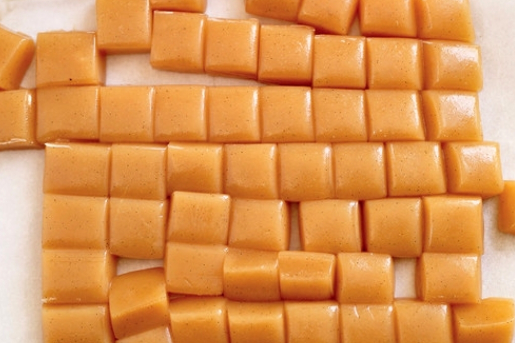 Bala de caramelo (tipo toffee) caseira, pra fazer a festa das crianças e adultos Bala de caramelo (tipo toffee) caseira, pra fazer a festa das crianças e adultos