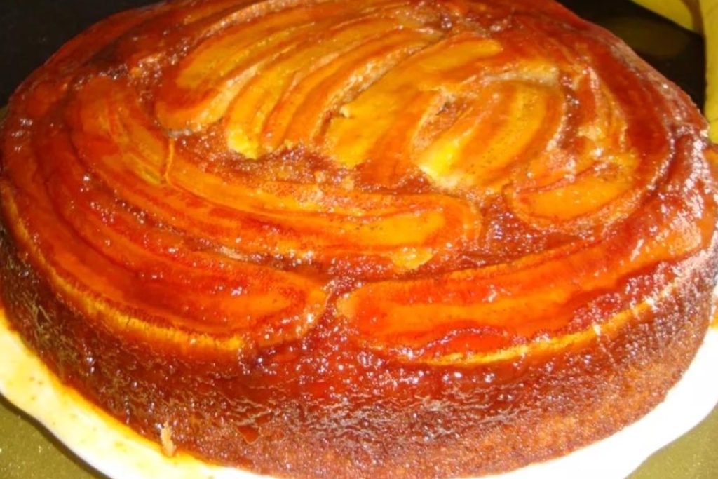 Bolo de banana, feito com uma massa macia e fofinha e cobertura de banana caramelizada Bolo de banana, feito com uma massa macia e fofinha e cobertura de banana caramelizada