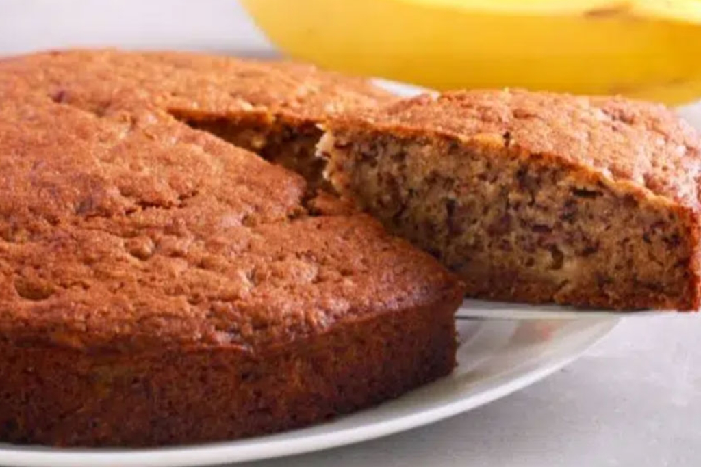 Bolo de banana simples e fofinho, para comer no café da manhã, vem ver Bolo de banana simples e fofinho, para comer no café da manhã, vem ver