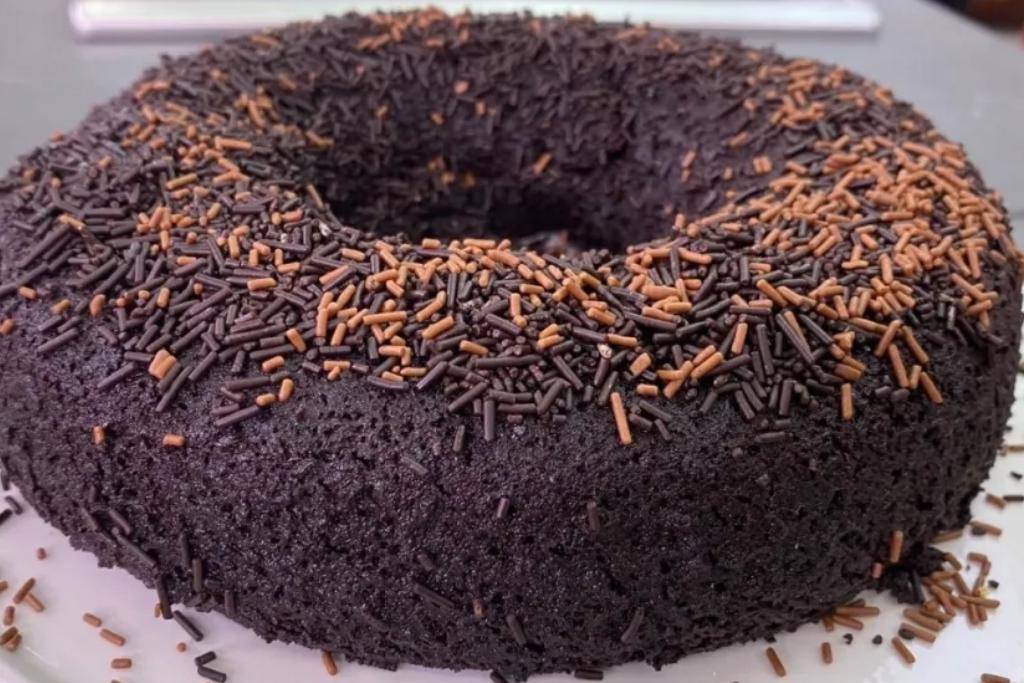Bolo de biscoito de chocolate com recheio de baunilha, muito fácil para você deliciar Bolo de biscoito de chocolate com recheio de baunilha, muito fácil para você deliciar