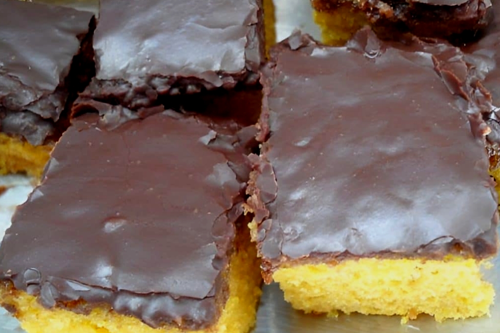 Bolo de cenoura com casquinha quebradiça de chocolate, impossível resistir Bolo de cenoura com casquinha quebradiça de chocolate, impossível resistir