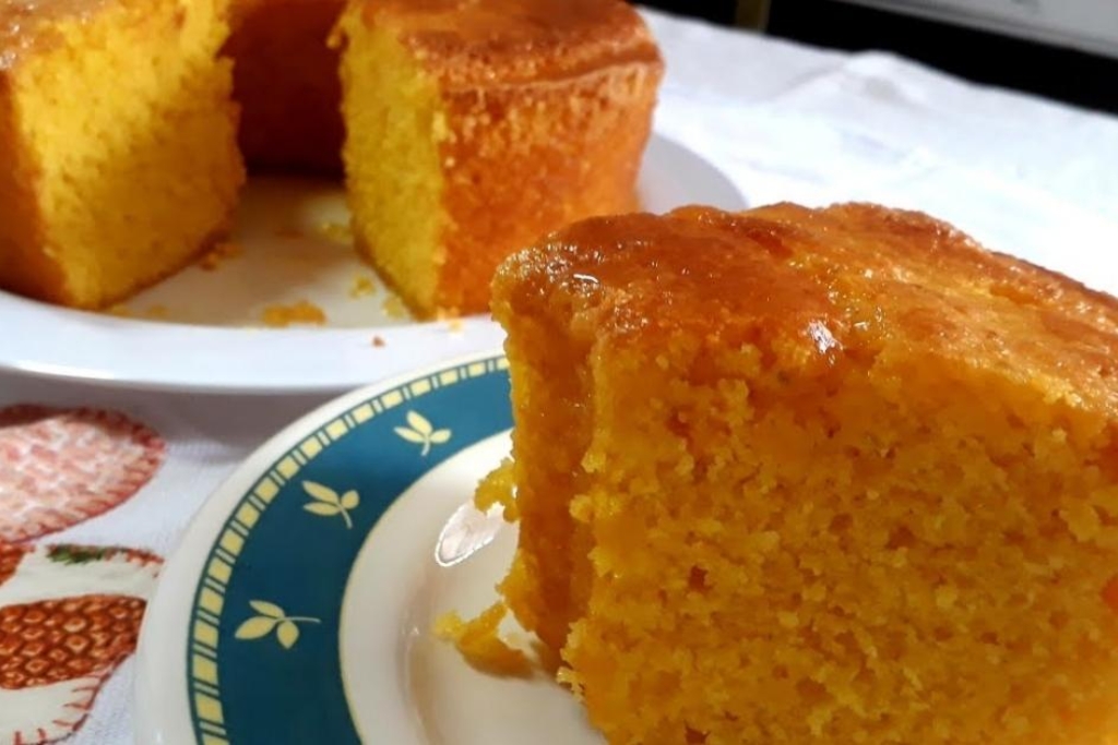 Bolo de cenoura com laranja e amido de milho, fica super cremoso e úmido Bolo de cenoura com laranja e amido de milho, fica super cremoso e úmido