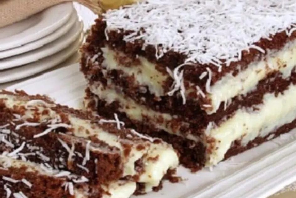 Bolo de chocolate gelado e molhadinho, e com certeza irá encantar a todos Bolo de chocolate gelado e molhadinho, e com certeza irá encantar a todos