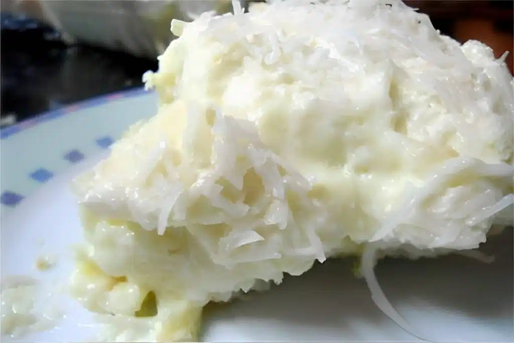 Bolo de coco gelado e bem molhadinho, uma delícia para festa ou para servir como sobremesa Bolo de coco gelado e bem molhadinho, uma delícia para festa ou para servir como sobremesa