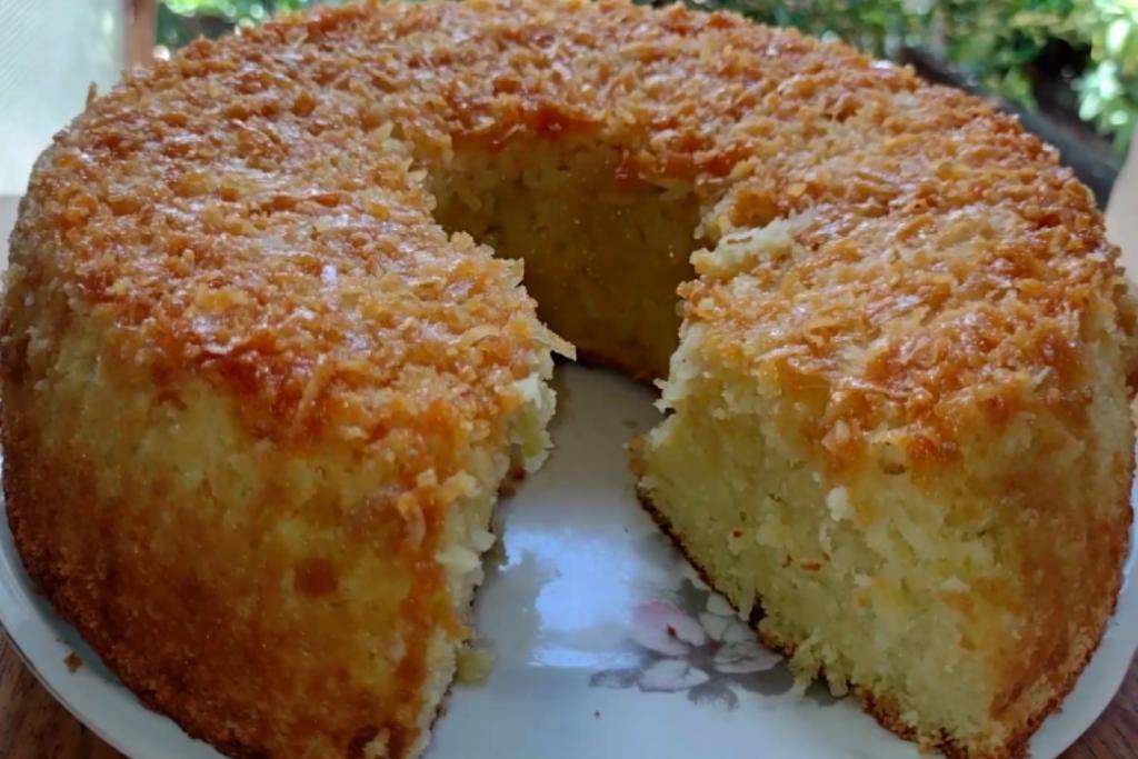 Bolo de côco simples, você pode fazer para servir em qualquer ocasião Bolo de côco simples, você pode fazer para servir em qualquer ocasião