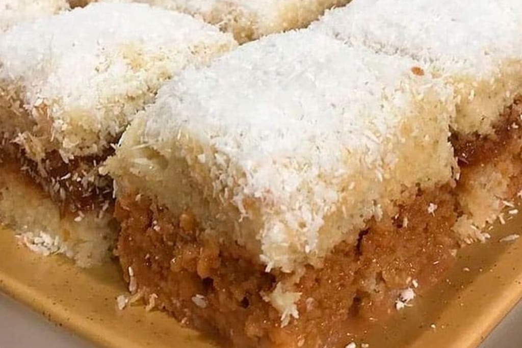 Bolo de doce de leite com coco, é um dos preferidos de todo mundo Bolo de doce de leite com coco, é um dos preferidos de todo mundo
