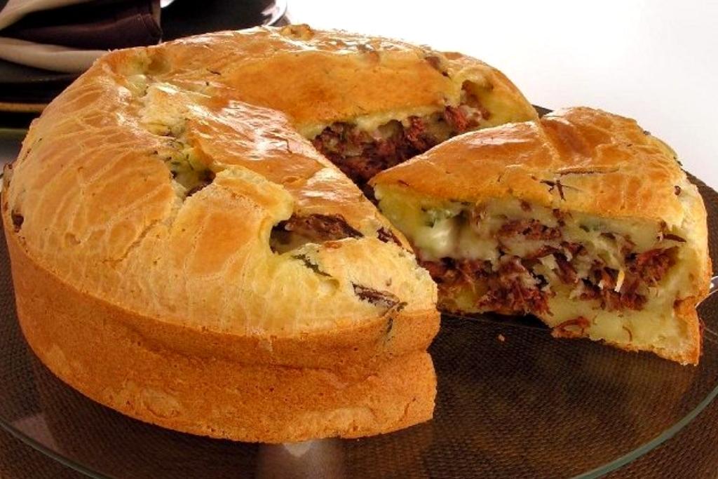 Bolo de pão de queijo recheado, sirva no lanche ou até mesmo numa refeição Bolo de pão de queijo recheado, sirva no lanche ou até mesmo numa refeição