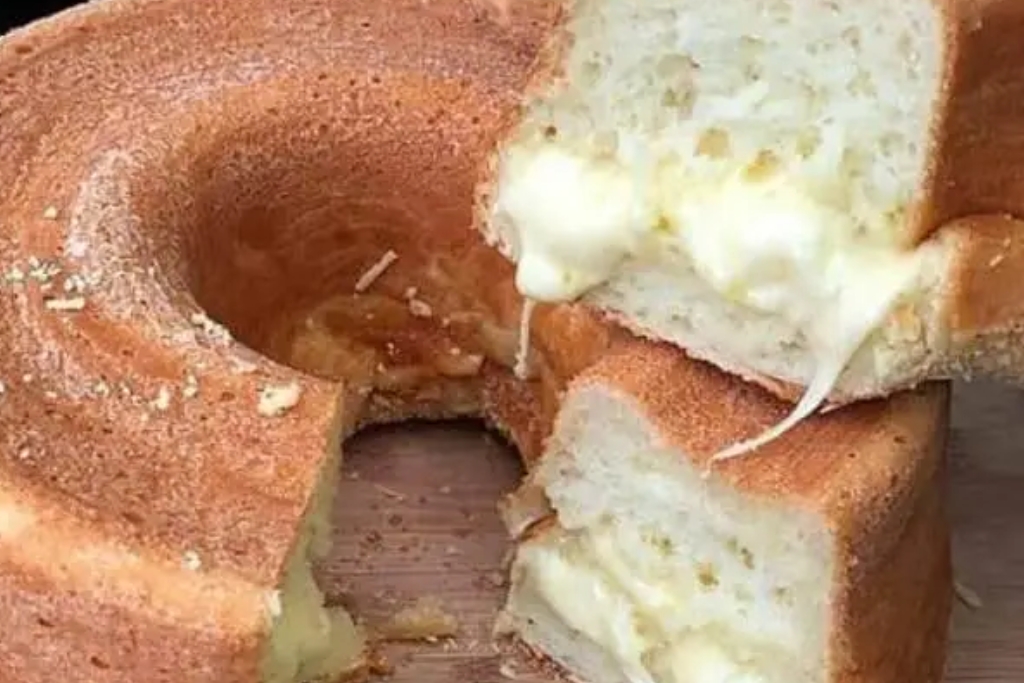 Bolo de queijo gigante, para acompanhar um café fresquinho e boas conversas ao redor da mesa Bolo de queijo gigante, para acompanhar um café fresquinho e boas conversas ao redor da mesa