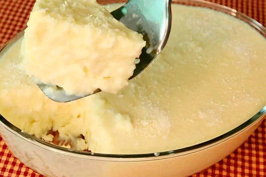 Bolo de tapioca na travessa, muito fácil é só misturar os ingredientes e está pronto Bolo de tapioca na travessa, muito fácil é só misturar os ingredientes e está pronto