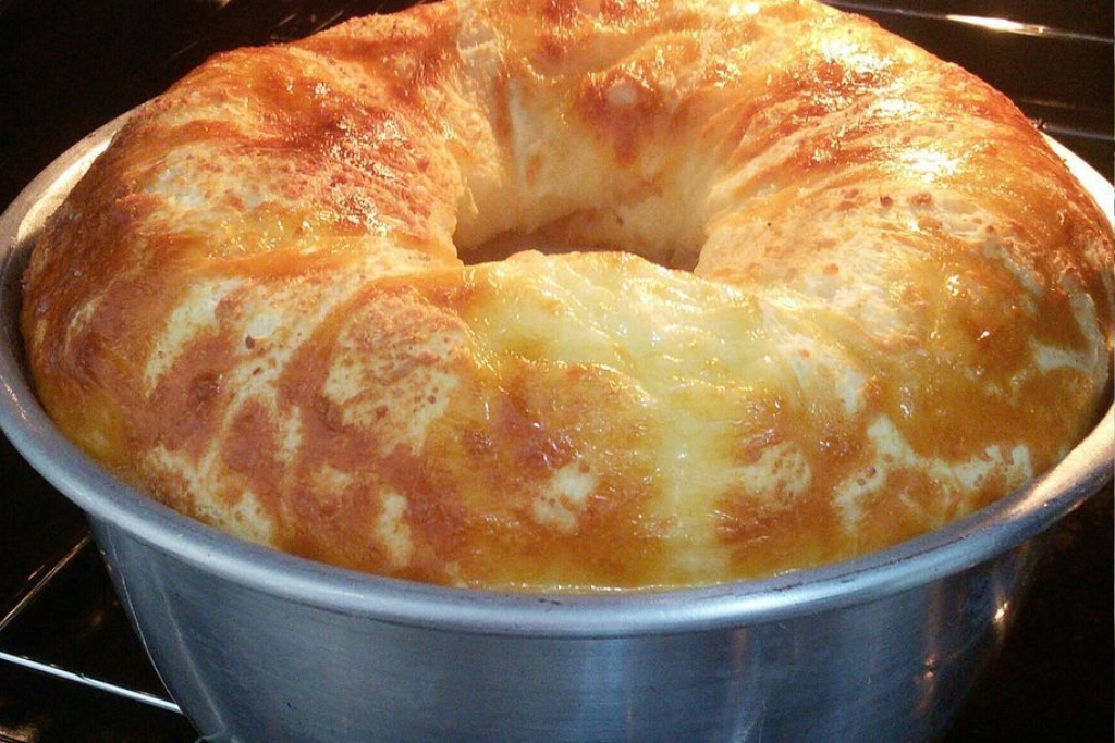 Bolo pão de queijo muito fácil, para deixar o café da manhã perfeito Bolo pão de queijo muito fácil, para deixar o café da manhã perfeito