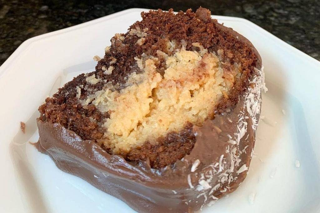 Bolo prestígio que já sai do forno recheado, muito fácil e surreal Bolo prestígio que já sai do forno recheado, muito fácil e surreal