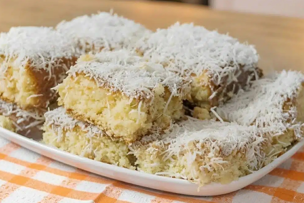 Bolo toalha felpuda um bolo de coco molhadinho, que é sucesso no sul do país para fazer em casa Bolo toalha felpuda um bolo de coco molhadinho, que é sucesso no sul do país para fazer em casa