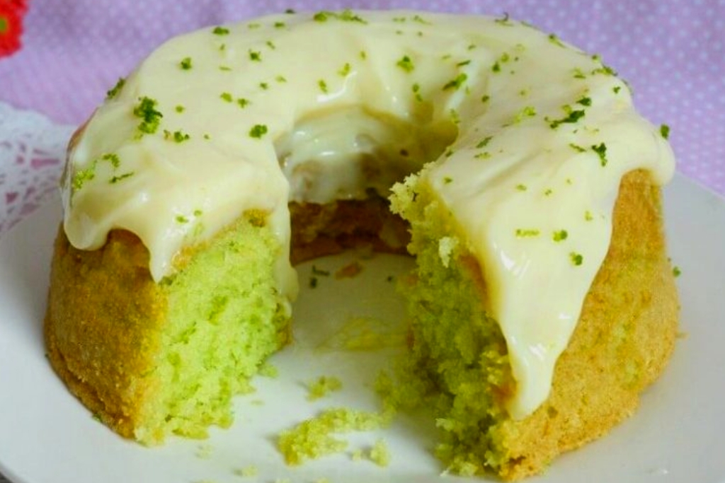 Bolo verde de limão, é uma gostosura que além de ter um visual lindíssimo Bolo verde de limão, é uma gostosura que além de ter um visual lindíssimo