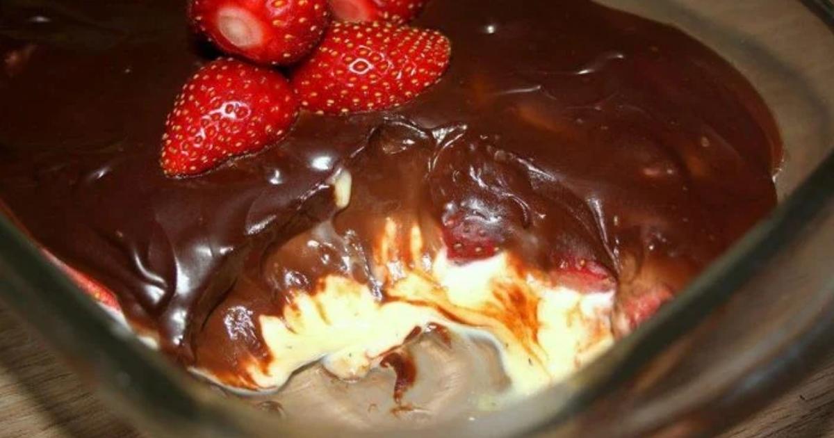 Bombom de morango na travessa, feito com brigadeiro branco fica pronto rapidinho Bombom de morango na travessa, feito com brigadeiro branco fica pronto rapidinho