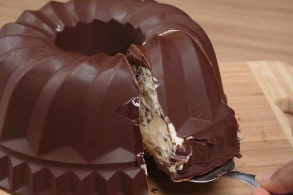 Bombom de moça gelada, é a sugestão perfeita para ser servida após um almoço ou um jantar Bombom de moça gelada, é a sugestão perfeita para ser servida após um almoço ou um jantar
