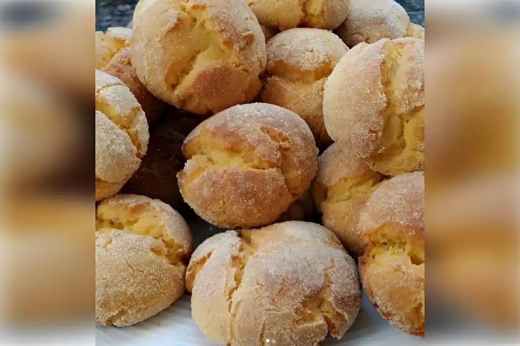 Broa de polvilho com fubá deliciosa e derrete na boca, perfeita para o seu café ou lanche Broa de polvilho com fubá deliciosa e derrete na boca, perfeita para o seu café ou lanche