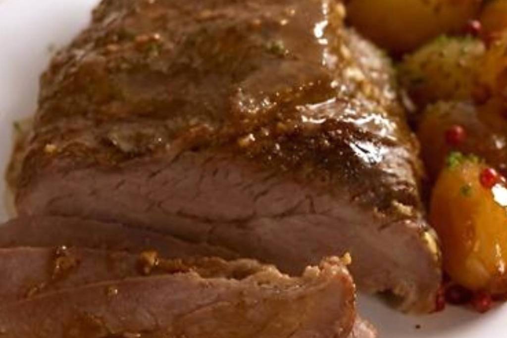 Carne assada na panela de pressão com mini cebolas, uma perfeição Carne assada na panela de pressão com mini cebolas, uma perfeição