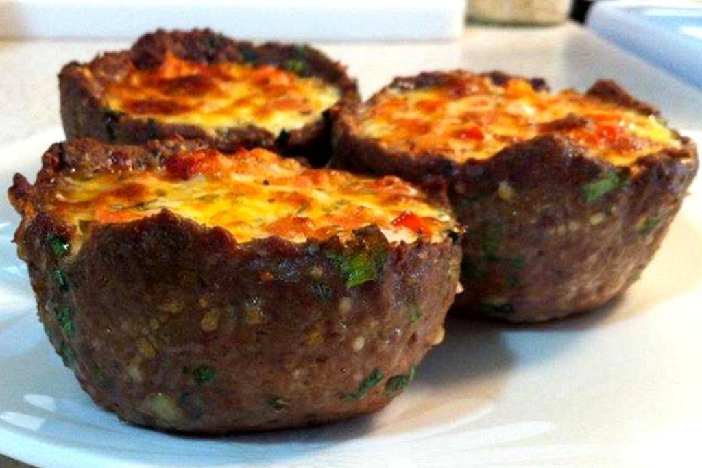Cestinhas de carne com recheio de legumes, tudo muito gostoso Cestinhas de carne com recheio de legumes, tudo muito gostoso