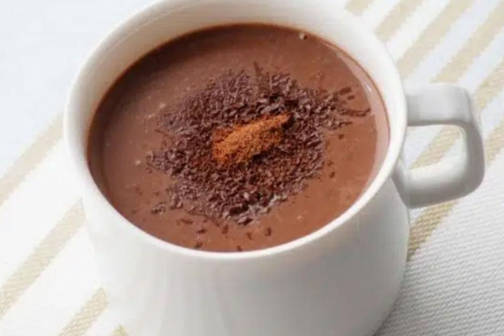Chocolate quente com ovomaltine cremoso para tomar enquanto assiste um filme nos dias de frio Chocolate quente com ovomaltine cremoso para tomar enquanto assiste um filme nos dias de frio