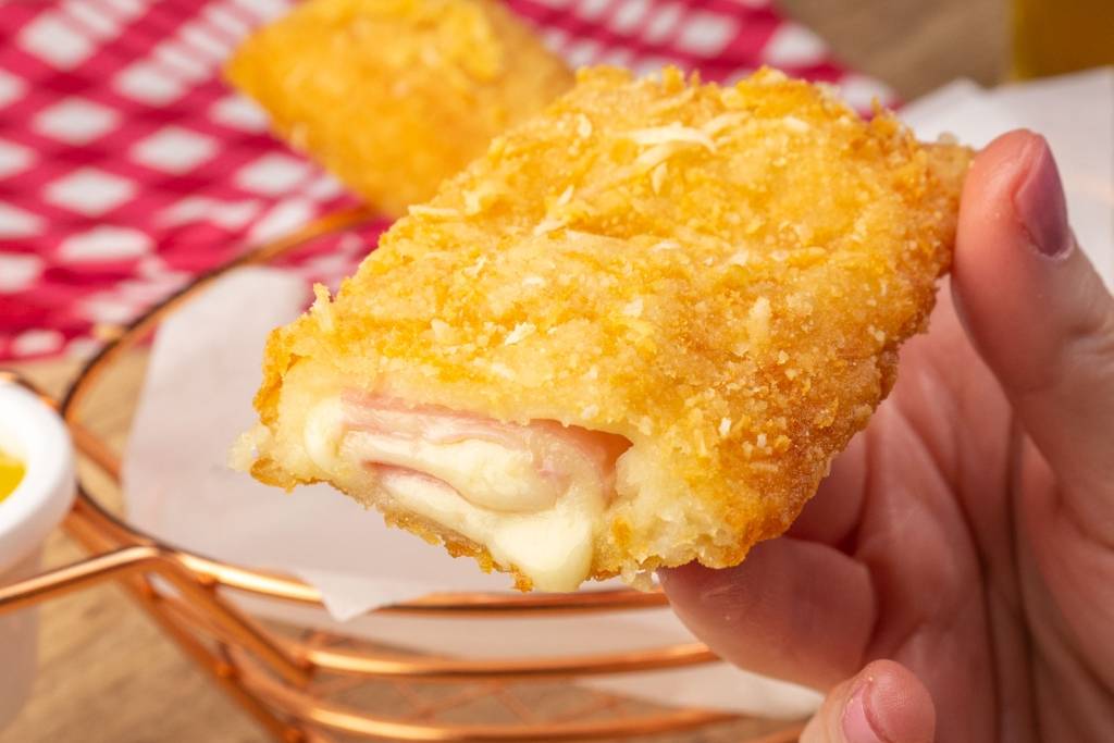 Cigarrete de presunto e queijo uma delícia bem simples e prática de preparar Cigarrete de presunto e queijo uma delícia bem simples e prática de preparar
