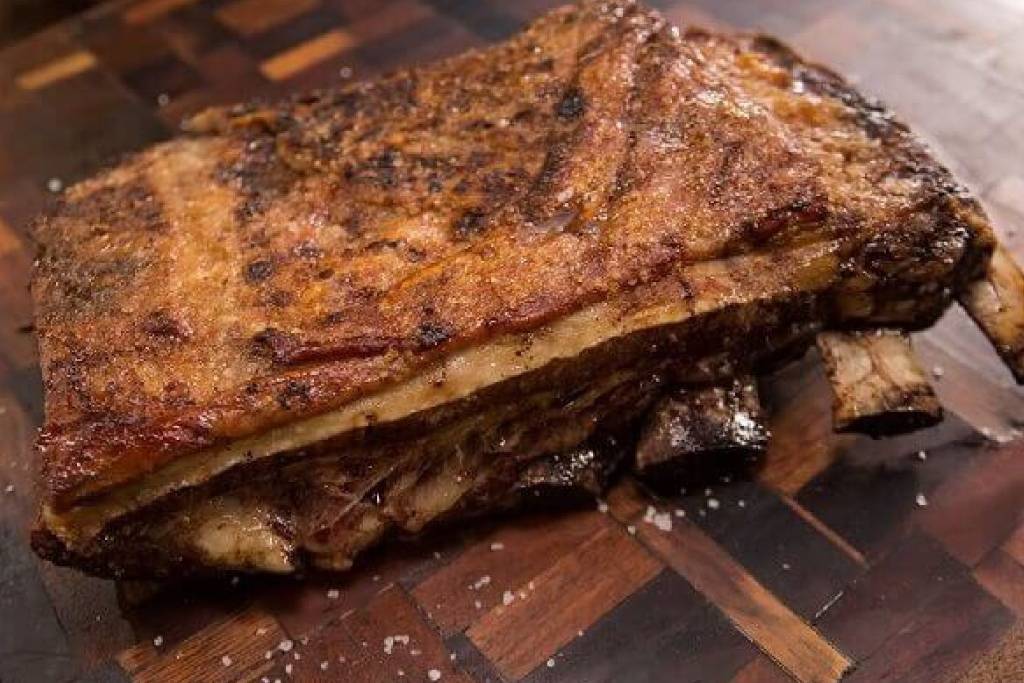 Costela assada suculenta, fácil de preparar e com um sabor incrível