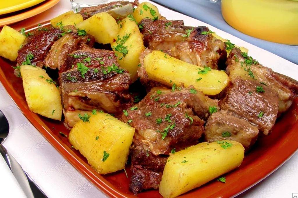 Costelinha suína com mandioca, é sucesso em refeição simples ou jantar especial Costelinha suína com mandioca, é sucesso em refeição simples ou jantar especial