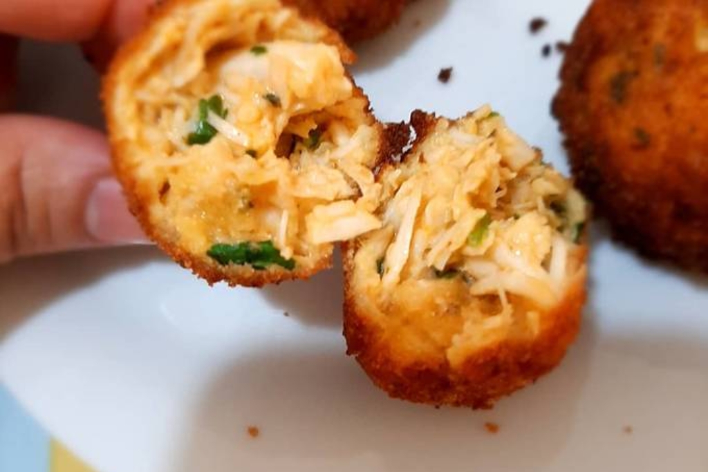 Coxinha sem massa, a coxinha mais fácil do mundo fica pronta em minutos e é uma delícia Coxinha sem massa, a coxinha mais fácil do mundo fica pronta em minutos e é uma delícia