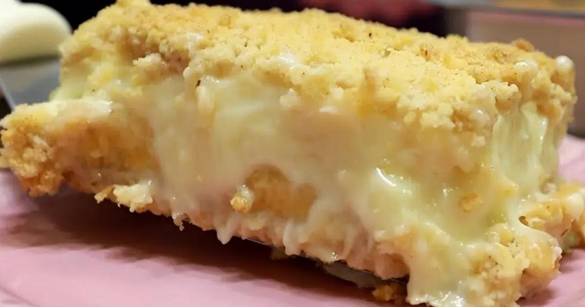 Cuca recheada com creme, tenho certeza que você nunca provou nada igual Cuca recheada com creme, tenho certeza que você nunca provou nada igual