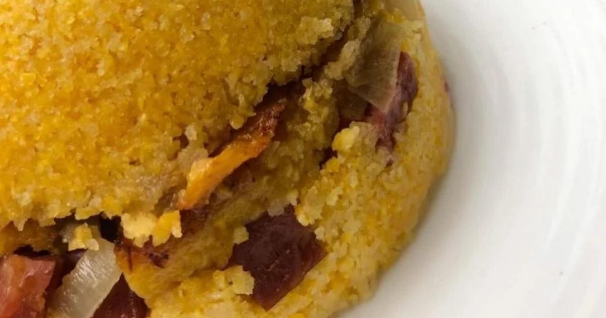 Cuscuz recheado com calabresa e banana-da-terra com sabor de quero mais Cuscuz recheado com calabresa e banana-da-terra com sabor de quero mais