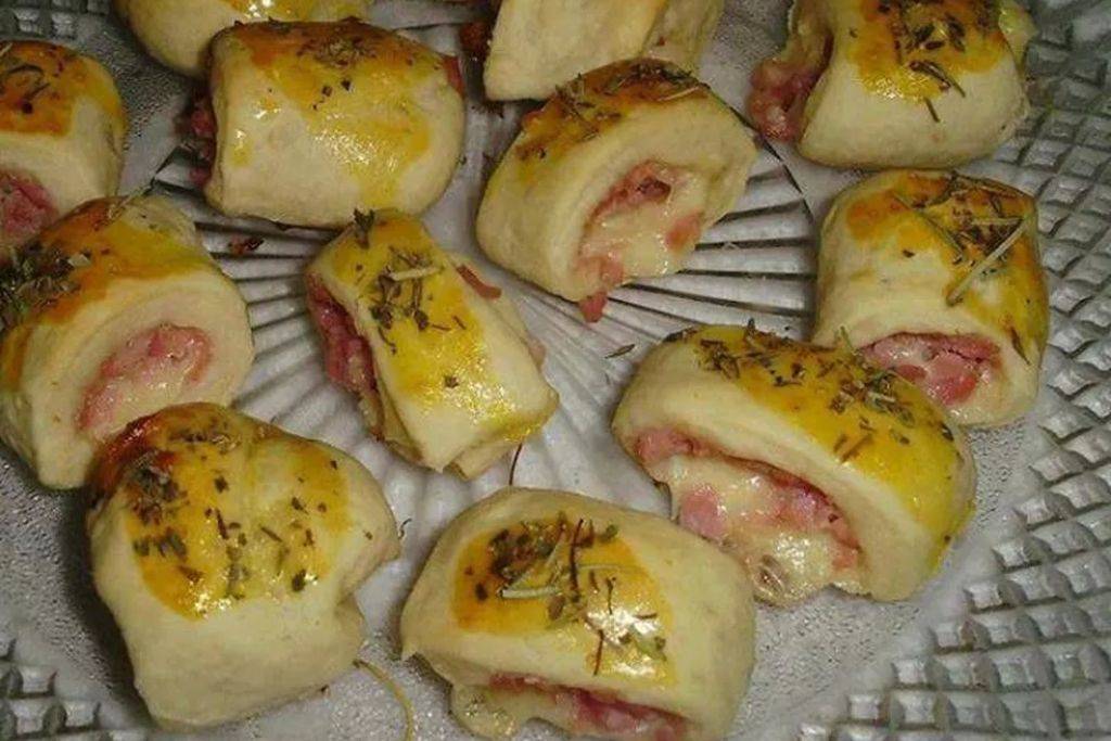 Enrolado de presunto e queijo, um salgado maravilhoso igual das melhores padarias Enrolado de presunto e queijo, um salgado maravilhoso igual das melhores padarias