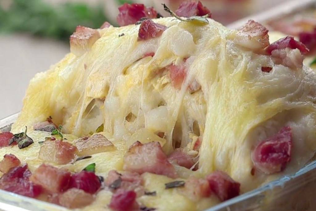 Escondidinho de frango com bacon, perfeito para o almoço Escondidinho de frango com bacon, perfeito para o almoço