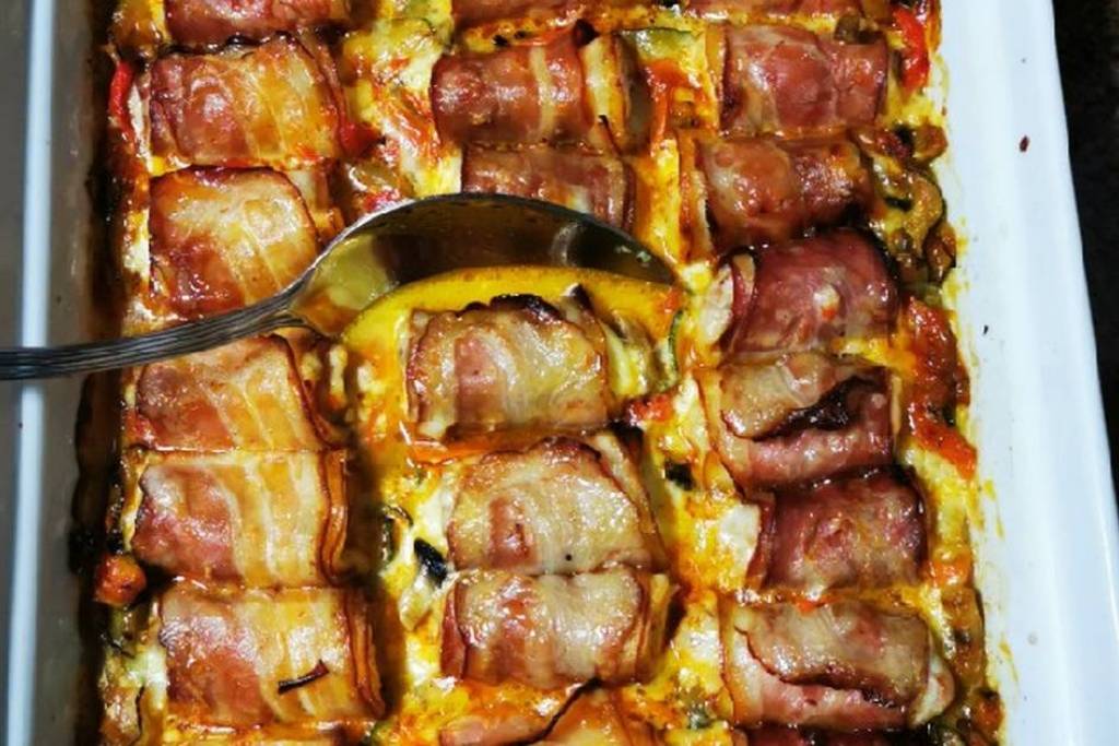 Esse frango com queijo e bacon juntos na mesma receita é tudo o que eu poderia querer para o almoço Esse frango com queijo e bacon juntos na mesma receita é tudo o que eu poderia querer para o almoço