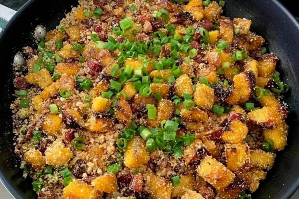 Farofa deliciosa de banana e bacon, deliciosa e acompanha bem qualquer refeição Farofa deliciosa de banana e bacon, deliciosa e acompanha bem qualquer refeição
