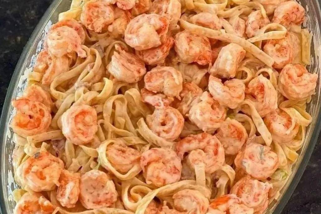 Fettuccine com molho de queijo e camarão, irresistível demais Fettuccine com molho de queijo e camarão, irresistível demais