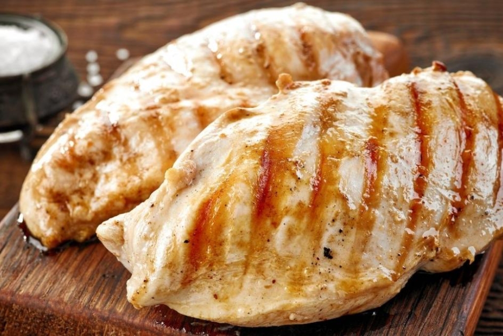 Filé de frango grelhado, vai acompanhar a sua refeição em grande estilo Filé de frango grelhado, vai acompanhar a sua refeição em grande estilo