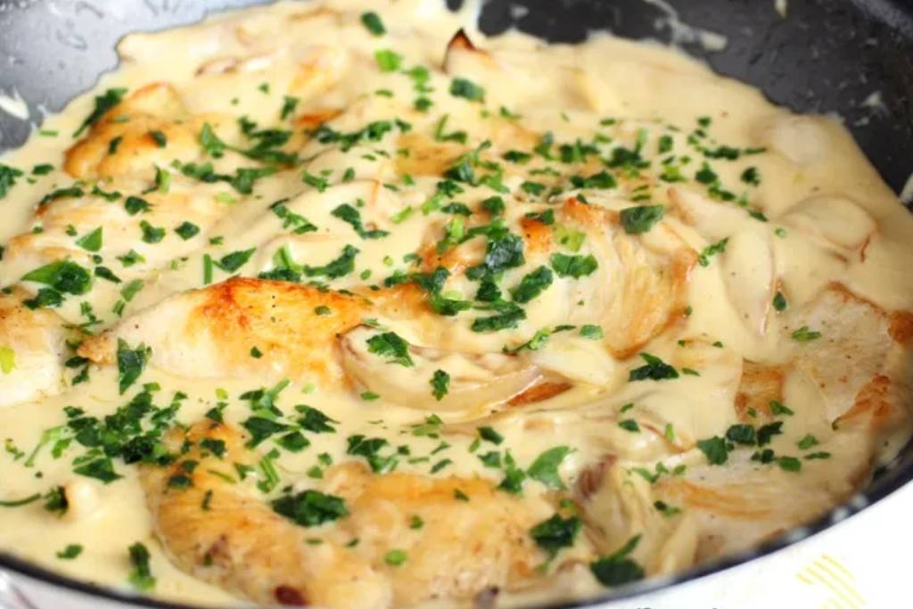 Frango no requeijão cremoso, para aqueles dias que você quer preparar um almoço diferente Frango no requeijão cremoso, para aqueles dias que você quer preparar um almoço diferente