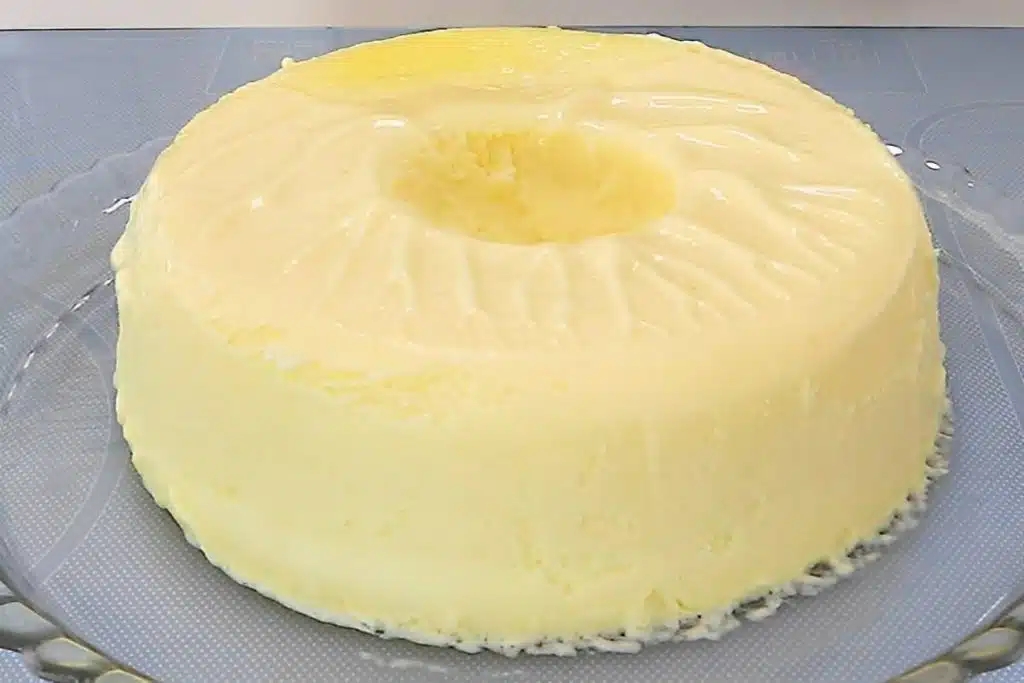 Gelado de abacaxi que desenforma e é servido como um pudim, uma delícia Gelado de abacaxi que desenforma e é servido como um pudim, uma delícia