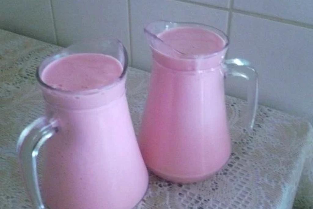 Iogurte caseiro de morango, receita do sítio com sabor original e natural Iogurte caseiro de morango, receita do sítio com sabor original e natural