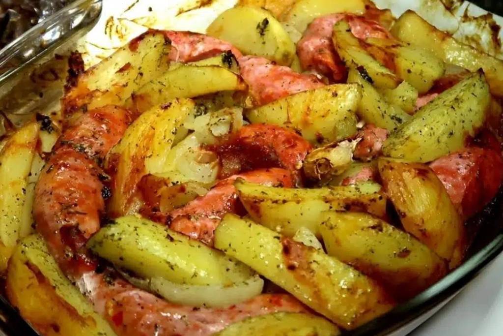 Linguiça assada com batatas no forno, faço em todos os almoços em família Linguiça assada com batatas no forno, faço em todos os almoços em família