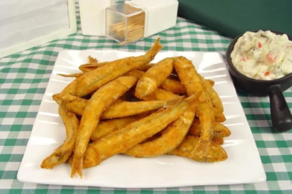 Manjuba frita com parmesão e deliciosa para servir como petisco, entrada ou acompanhamento Manjuba frita com parmesão e deliciosa para servir como petisco, entrada ou acompanhamento