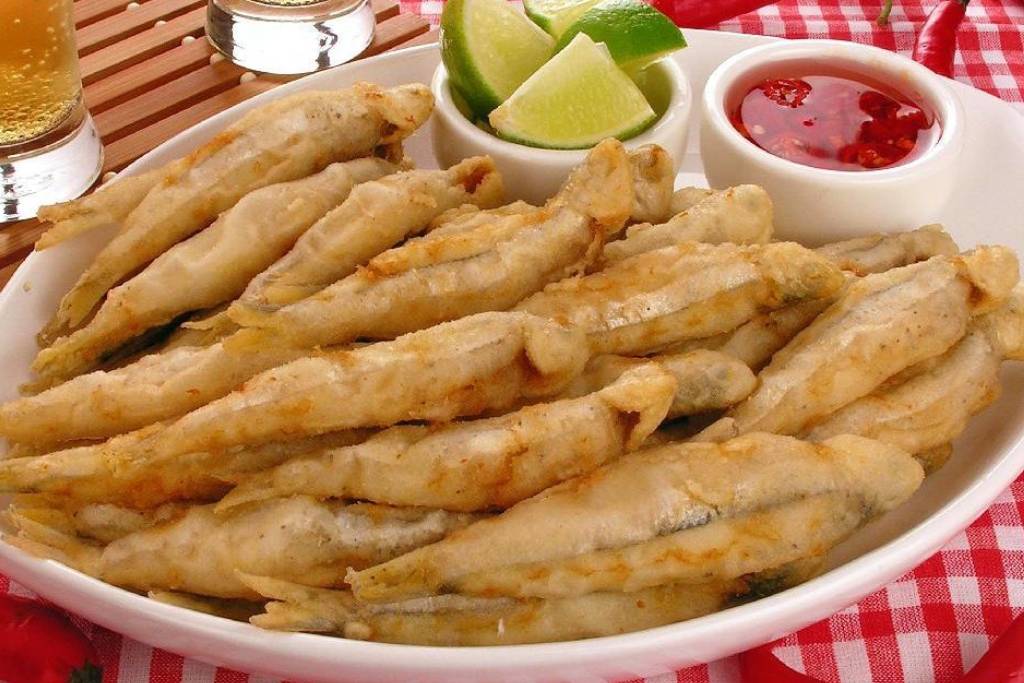 Manjuba frita no fubá com parmesão um ótimo acompanhamento para aquela cerveja geladinha no domingo Manjuba frita no fubá com parmesão um ótimo acompanhamento para aquela cerveja geladinha no domingo