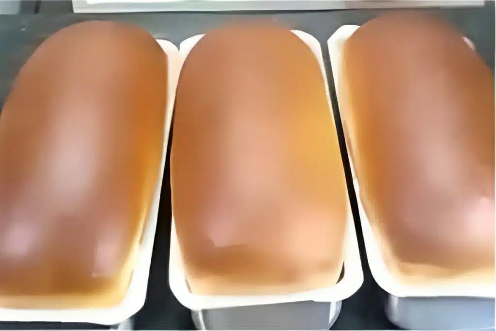 Pão caseiro na forma de bolo inglês, fica super fofinho e igual de padaria Pão caseiro na forma de bolo inglês, fica super fofinho e igual de padaria