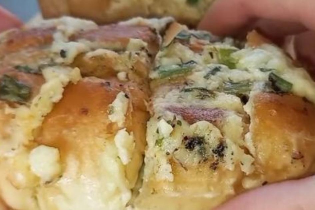 Pão de alho e queijo caseiro para deixar todos no churrasco com água na boca Pão de alho e queijo caseiro para deixar todos no churrasco com água na boca
